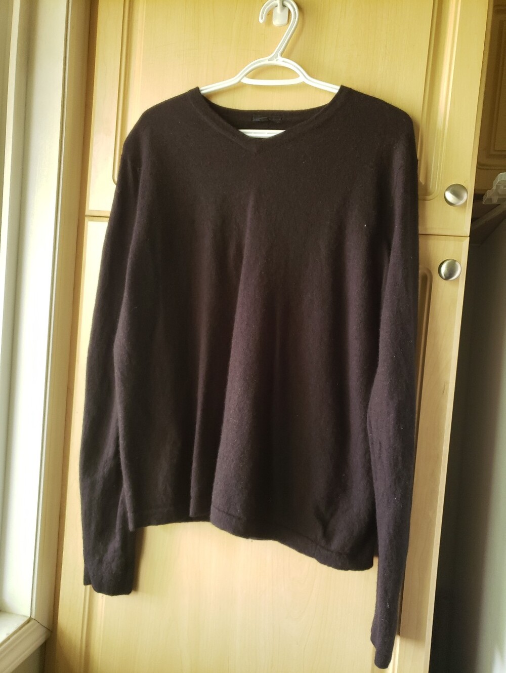 Men's V-Neck 100% Cashmere Sweater in Black - Versatile Everyday Layer